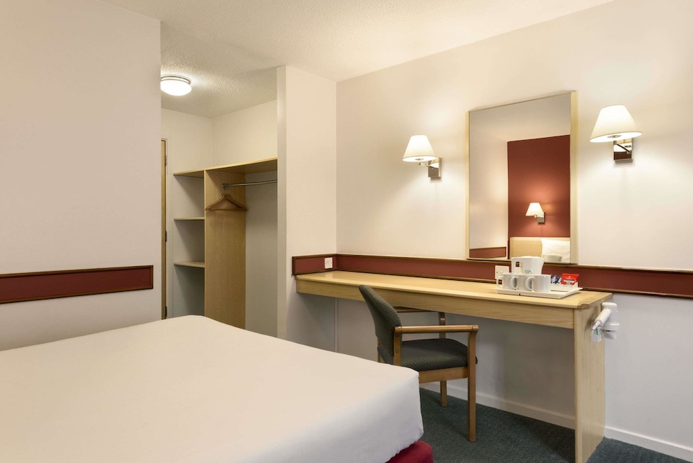 Room, 1 Double Bed, Non Smoking - Photo 3