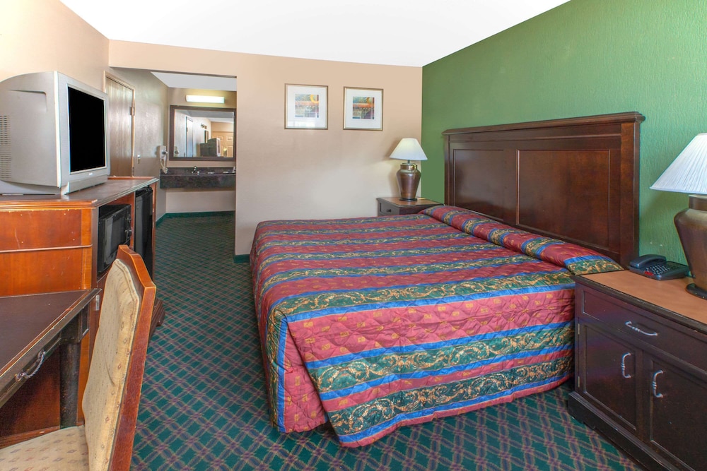 Room, 1 King Bed, Smoking - Photo 1