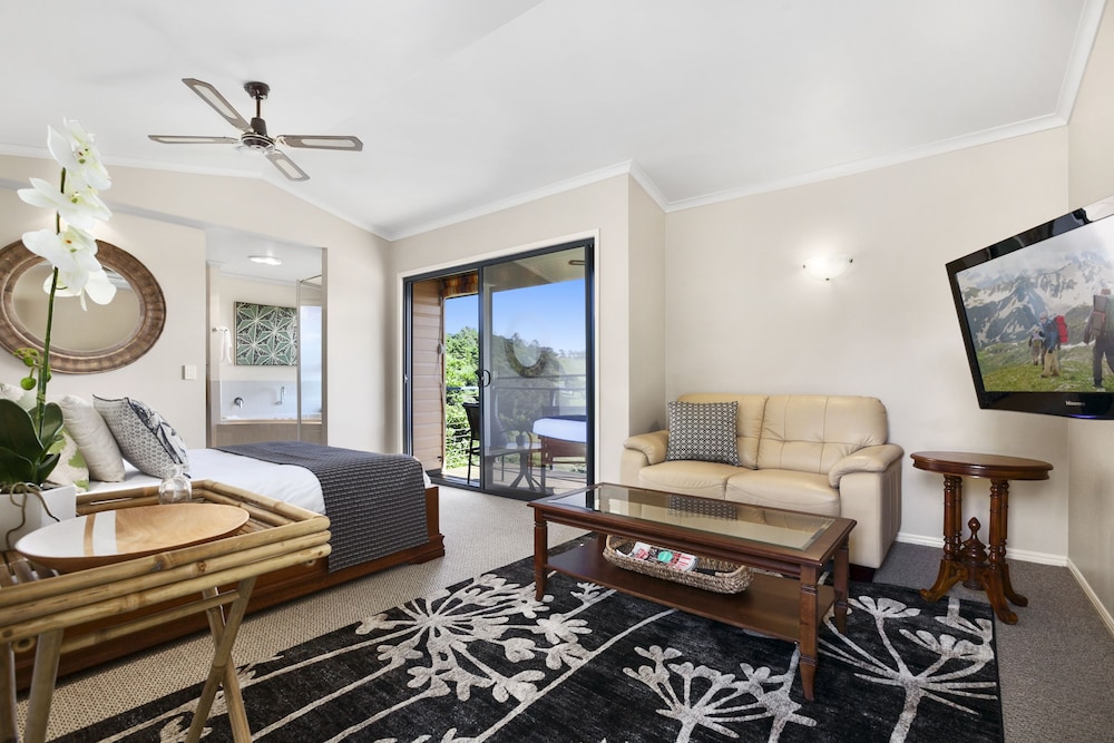 Luxury Cabin, 1 Queen Bed, Hot Tub photo 2