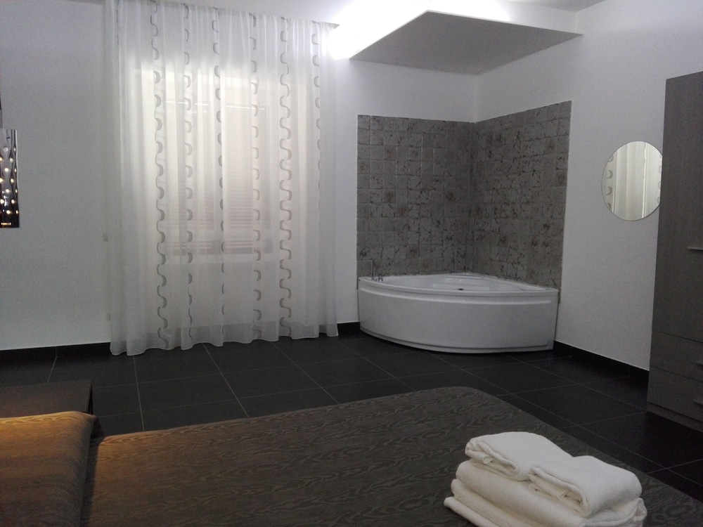 Double Room, Jetted Tub