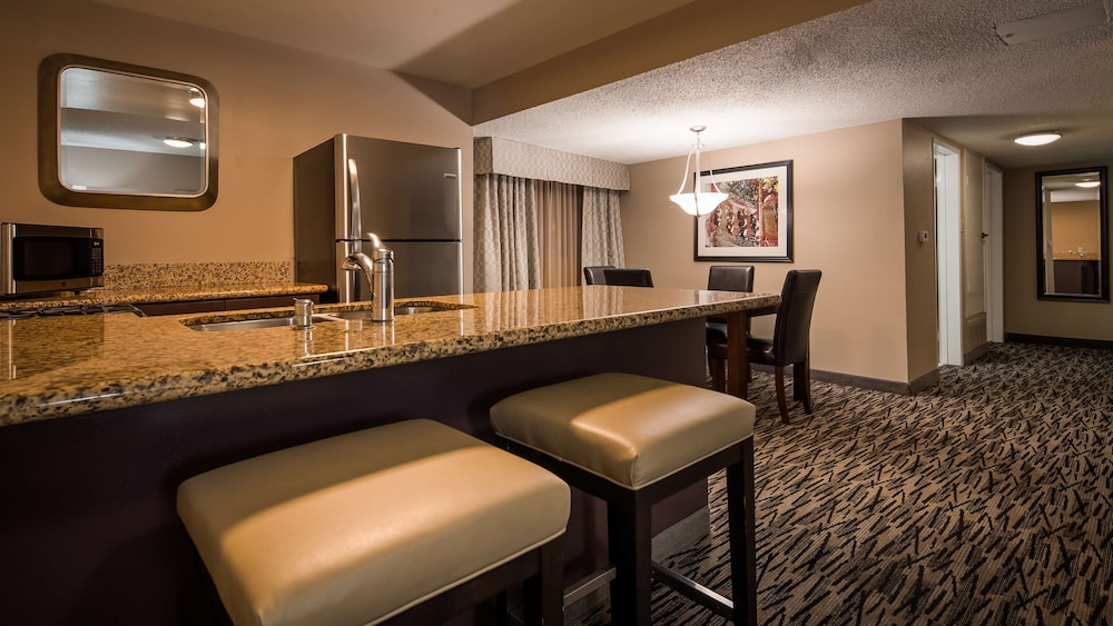 Suite, 1 King Bed, Non Smoking, Refrigerator & Microwave - Photo 2