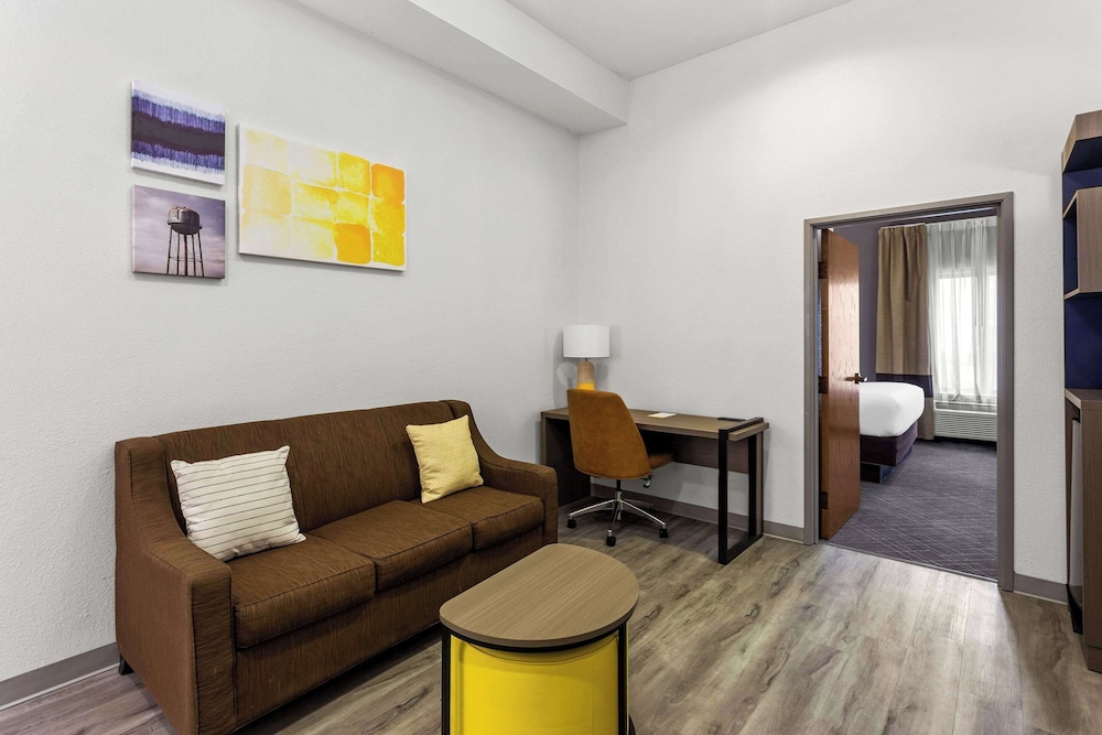Suite, 1 King Bed, Non Smoking, Jetted Tub - Photo 4