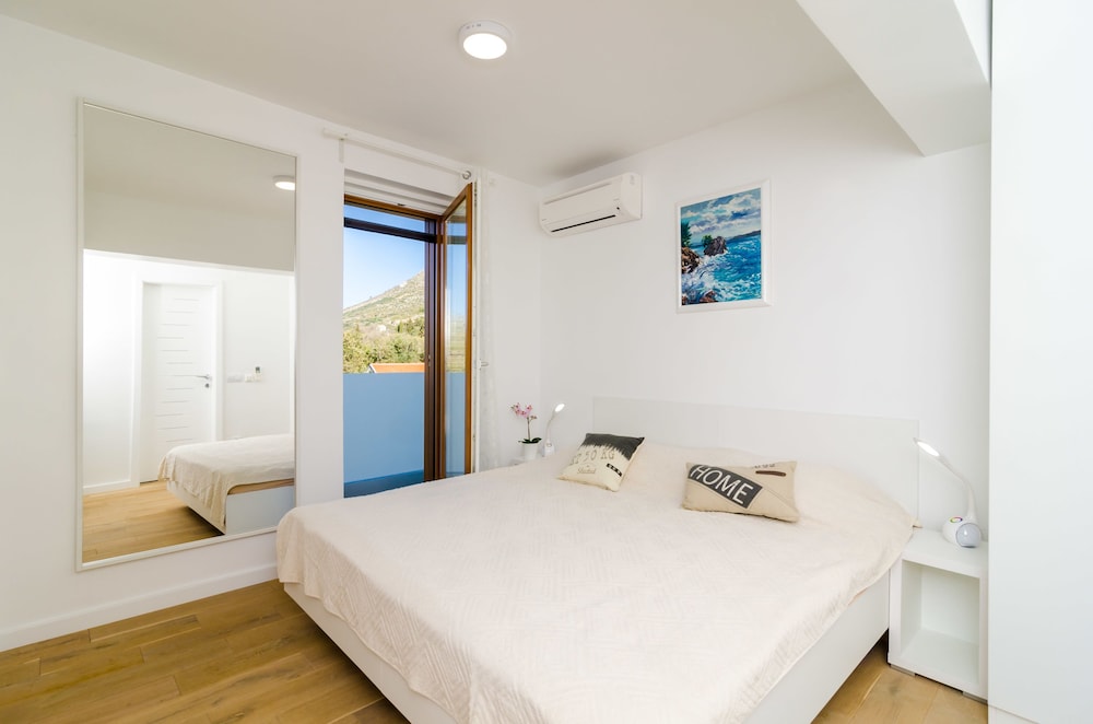 Apartment (2 bed apt,balcony,sea view)