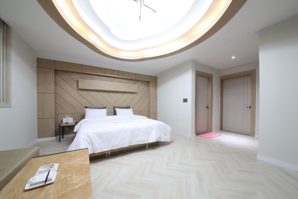 Suite, Bathtub - Photo 6