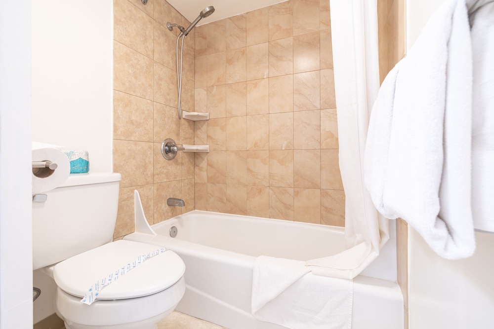 High Floor Mountain View Condo with 2 Beds and Parking: Family Apartment, 1 Bedroom, Balcony, Mountain View (0038) photo