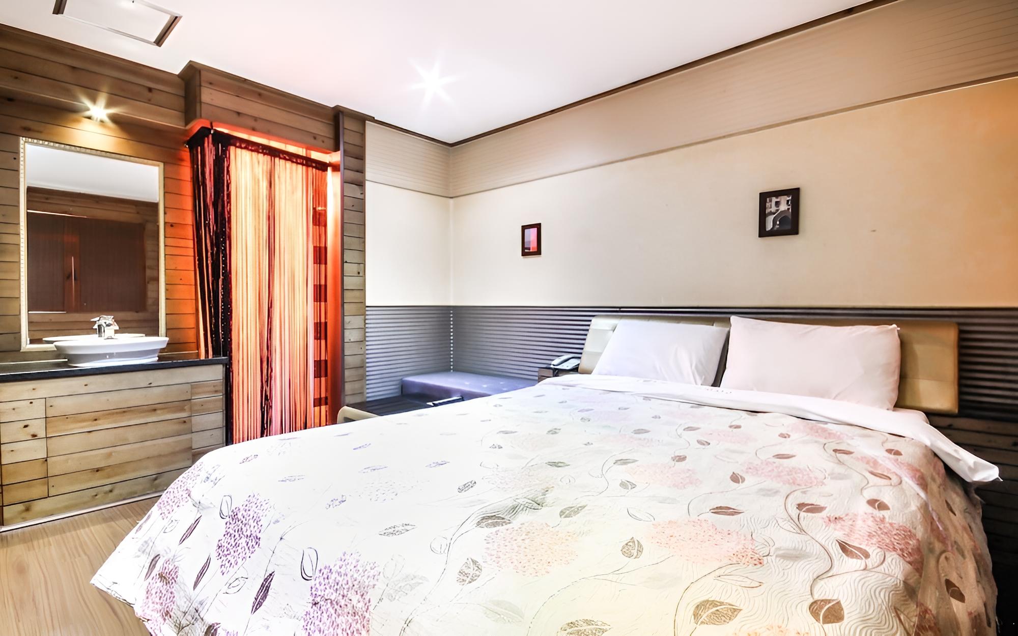 Room (Standard Room) - Photo 2