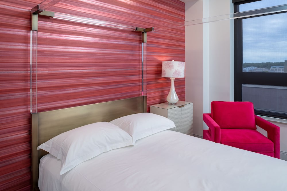 Deluxe Room, 1 Queen Bed, City View (Pretty In Pink)