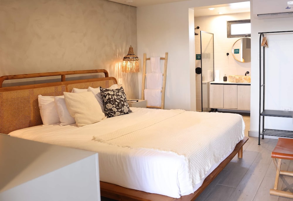 Standard Room, 1 King Bed, Non Smoking photo 1