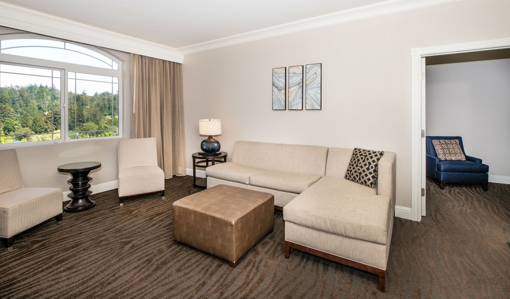 Suite, 1 Bedroom, Accessible (Hearing) - Photo 2