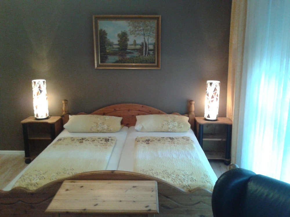 Economy Triple Room photo 2