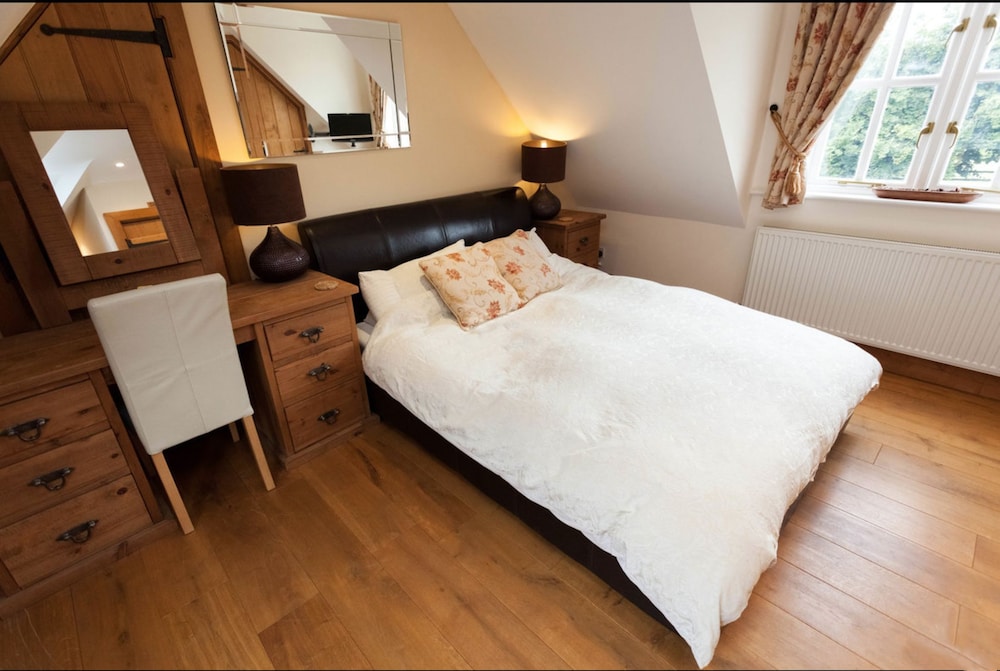 Standard Double Room, Ensuite, Garden View (First Floor)