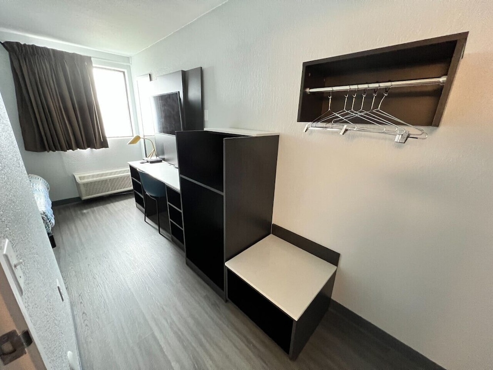 Standard Room, 1 Queen Bed, Accessible, Non Smoking