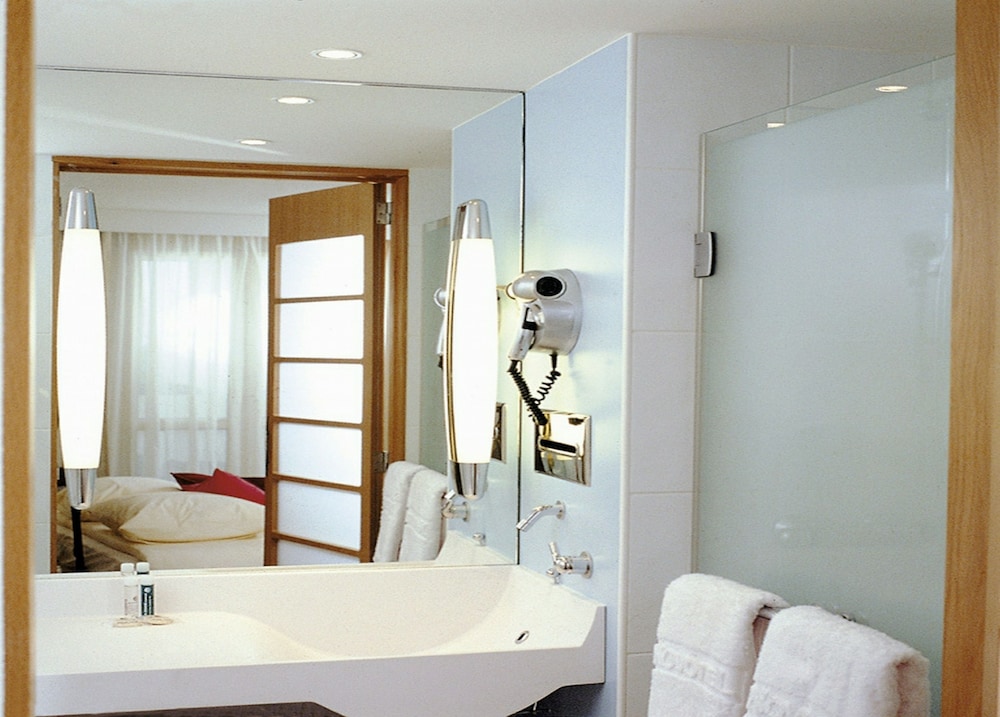 Room, 1 Queen Bed with Sofa bed - Photo 7