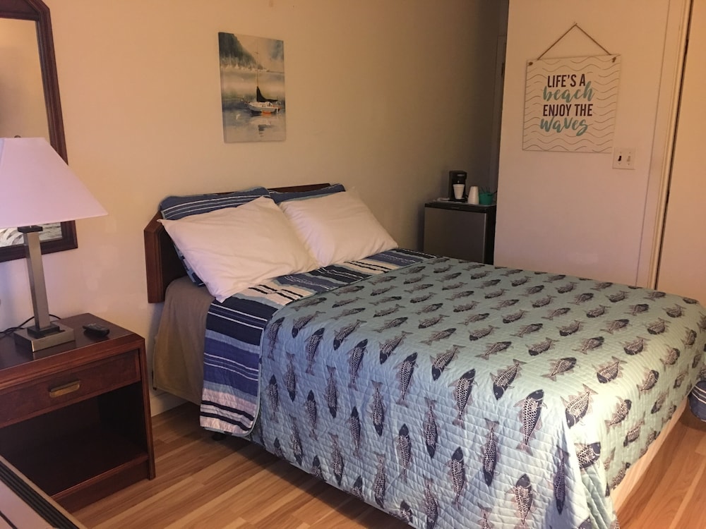 Economy Room, 1 Queen Bed, Non Smoking, Pool View photo 1