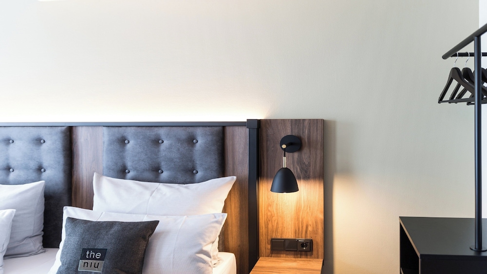 Standard Room, 1 Queen Bed photo 3