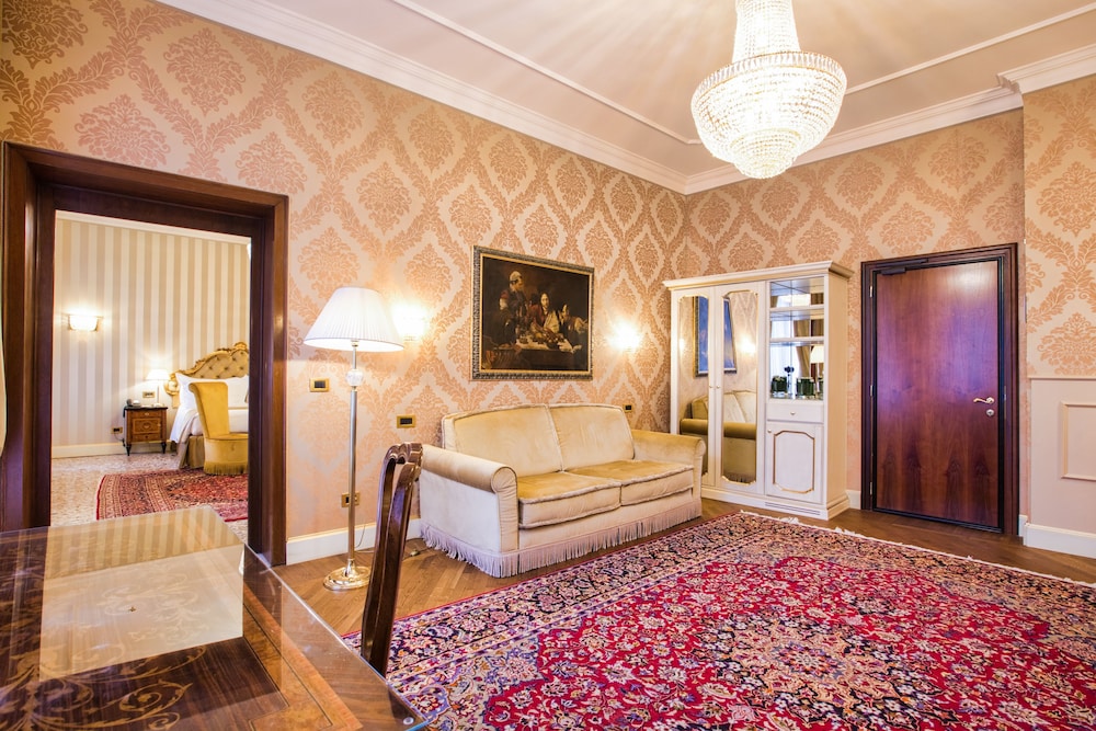 Premier Suite - Photo 6