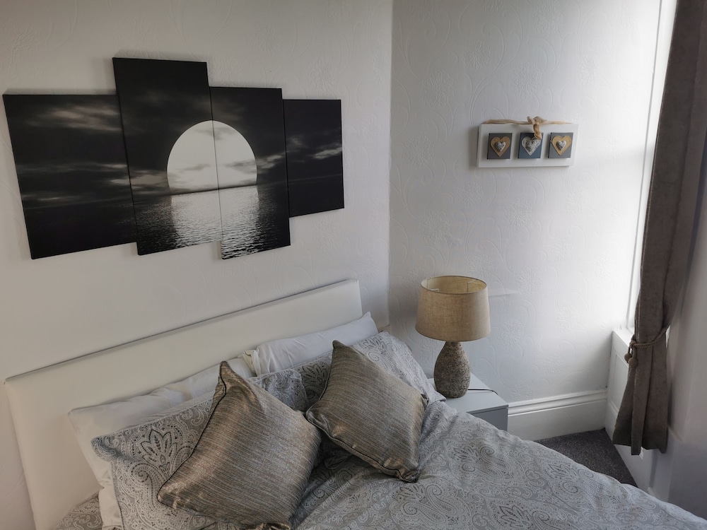 Classic Double Room, Ensuite, Sea View (Double with Sea View) photo 2
