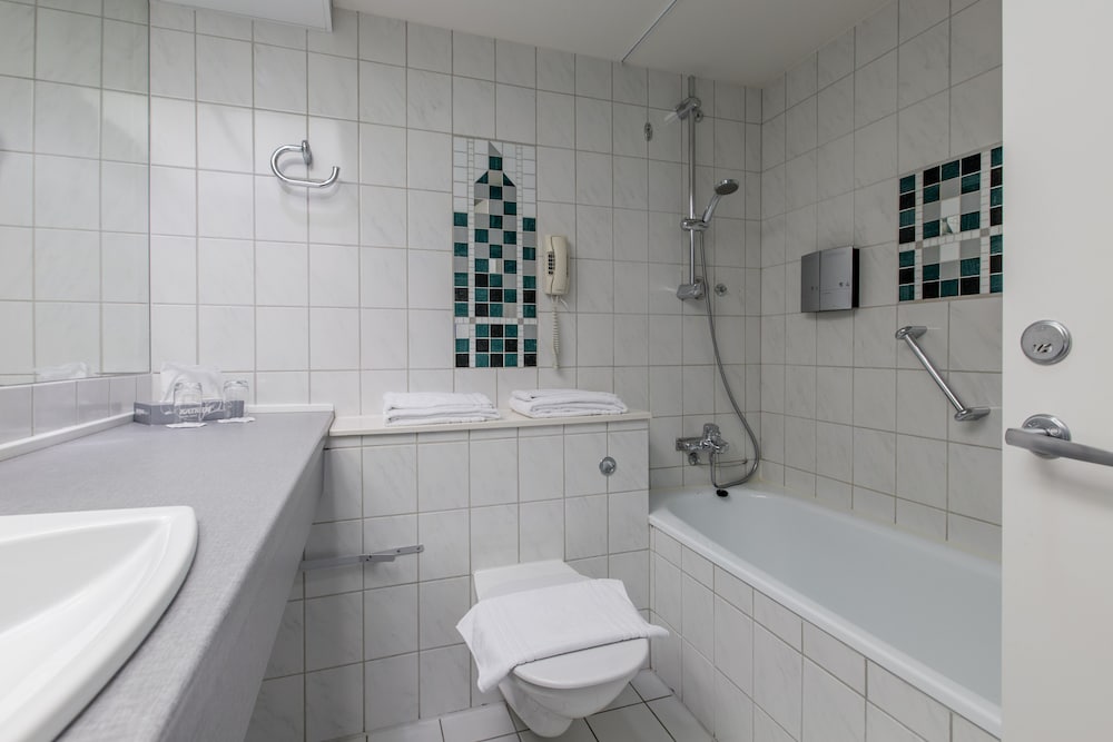 Deluxe Room, 1 King Bed, Non Smoking - Photo 6