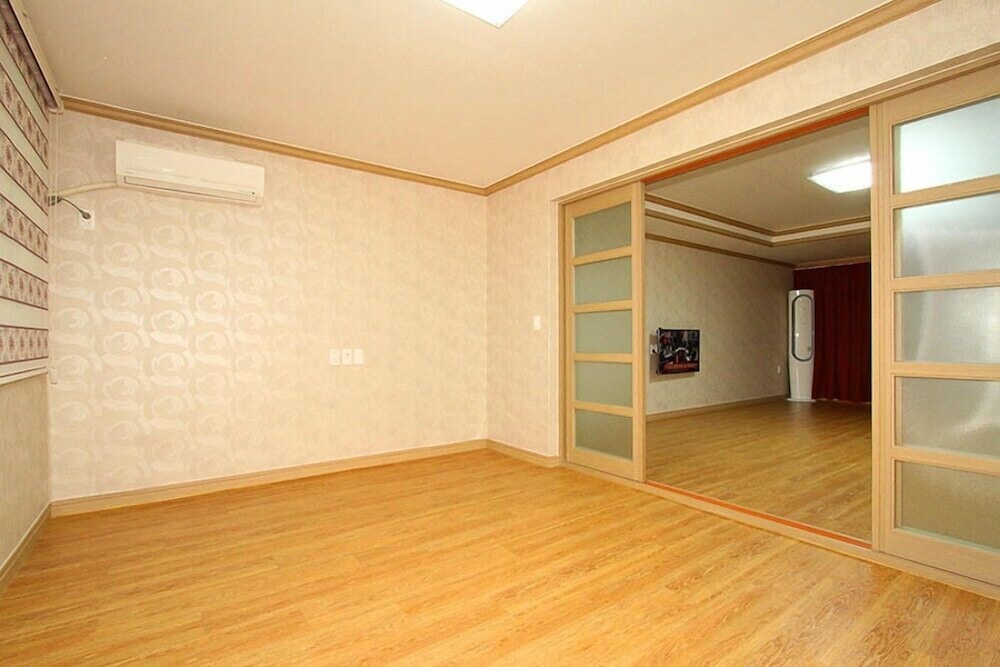 Room (102) - Photo 5