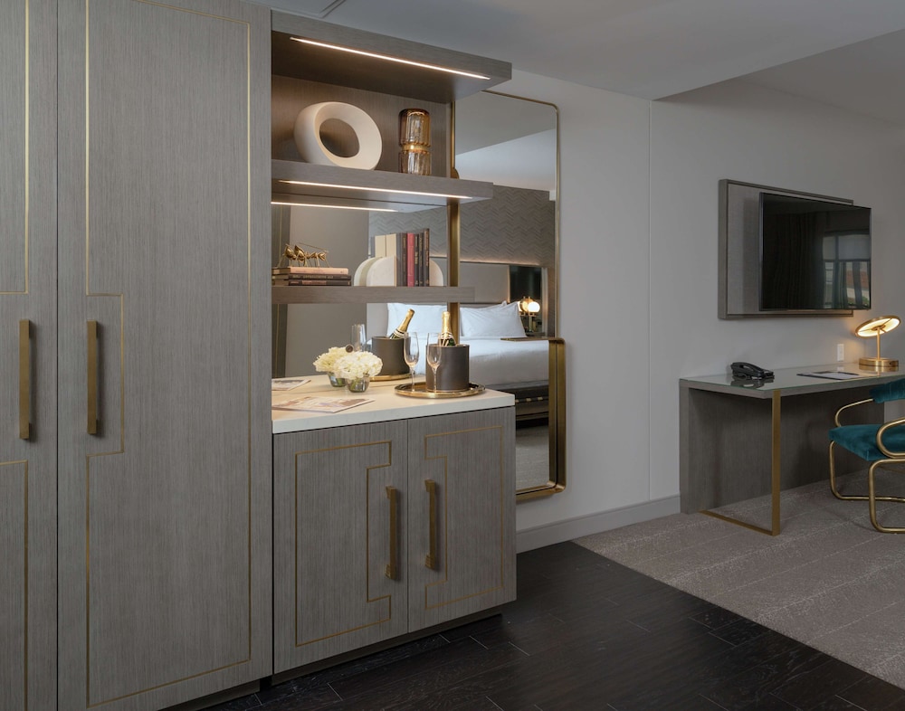 Suite, 1 King Bed, Accessible (Deco) - Photo 3