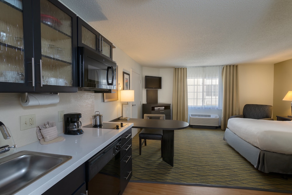 Studio Suite, 1 Queen Bed, Accessible Bathtub (Communications) - Photo 1