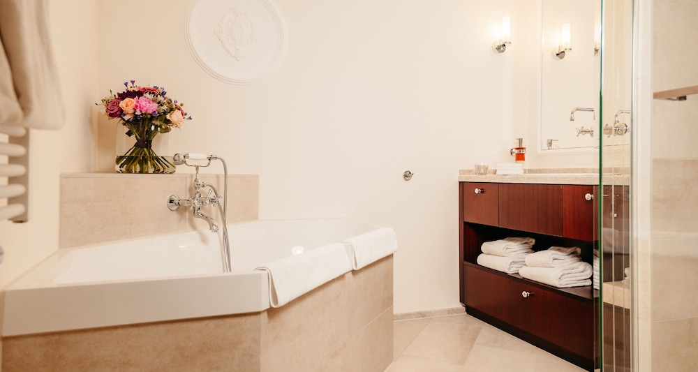 Executive Suite, 2 Double Beds, Non Smoking, Garden View, photo 6