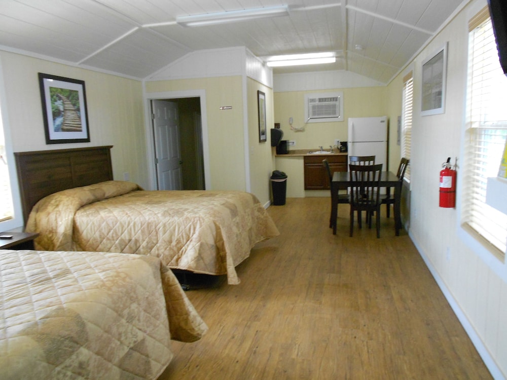 Comfort Cabin, 2 Queen Beds, Refrigerator & Microwave, Park View photo 2