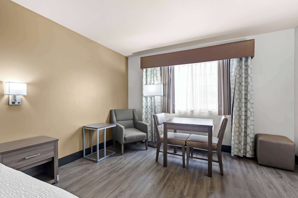 Suite, 1 King Bed, Accessible, Bathtub (Larger Room) - Photo 4