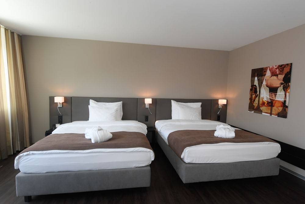 Family Twin Room, 2 Queen Beds, Non Smoking photo 2