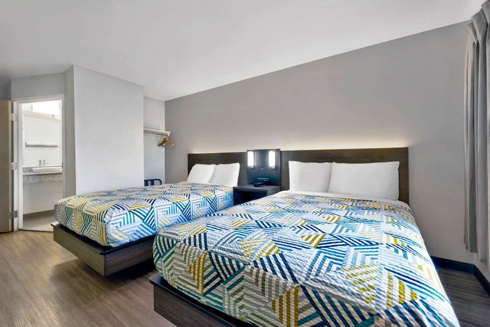 Deluxe Room, 2 Double Beds, Non Smoking, Refrigerator & Microwave photo 3