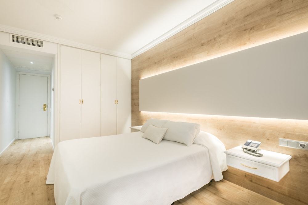 Double or Twin Room - Photo 2