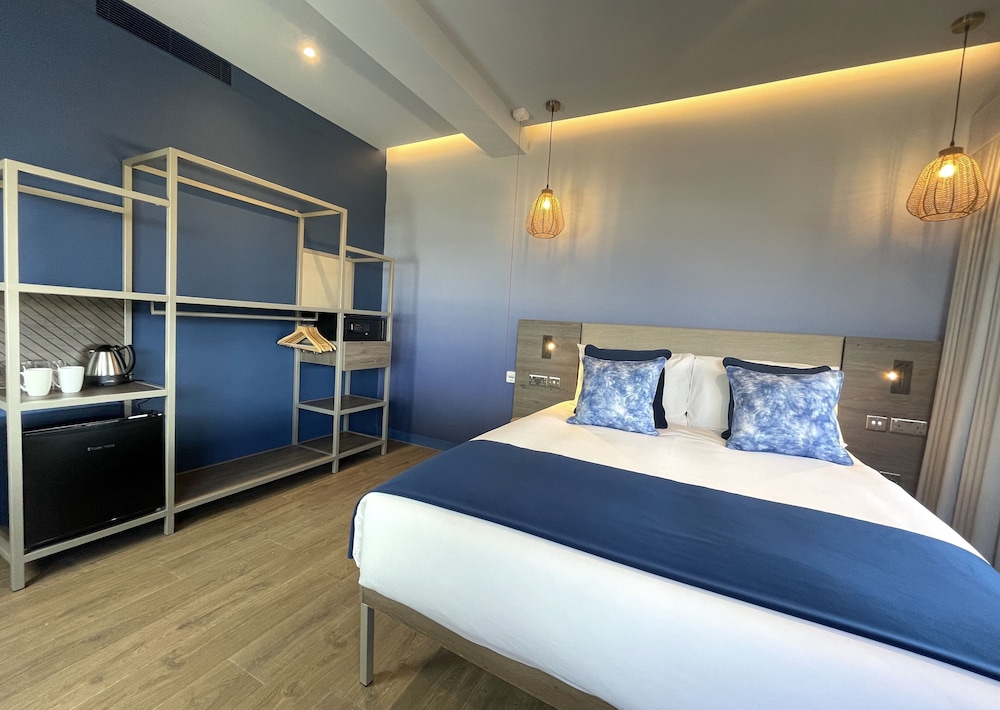 Standard Triple Room, Multiple Beds, Roll-in Shower