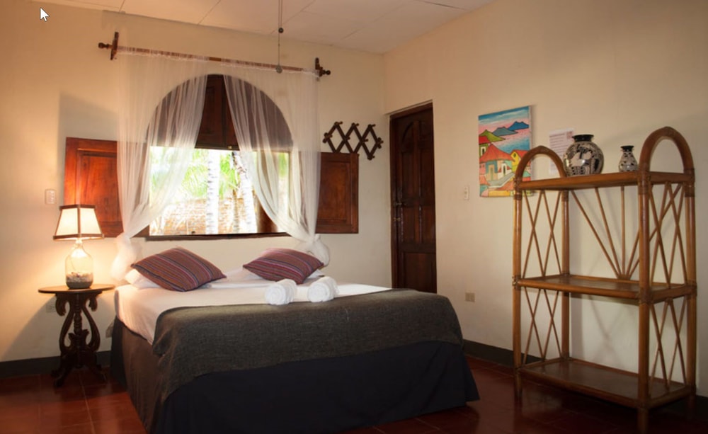 Classic Double Room, 1 Double Bed, Non Smoking, Shared Bathroom photo 2