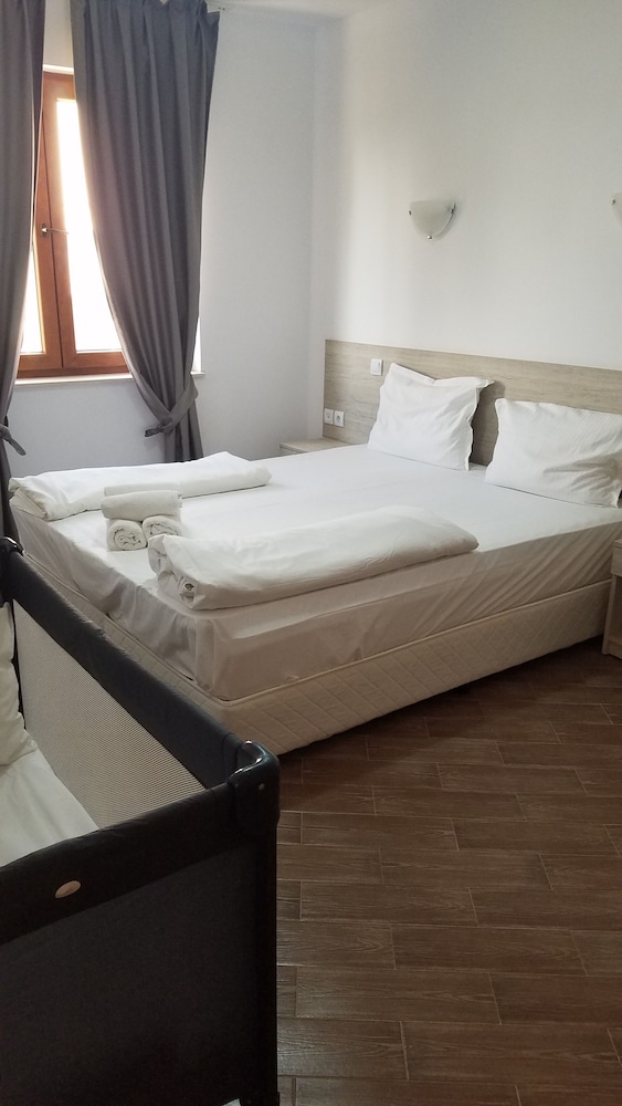 Apartment, 2 Bedrooms, Garden Area photo 3