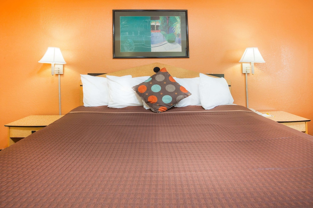 Standard Room, 1 King Bed - Photo 3