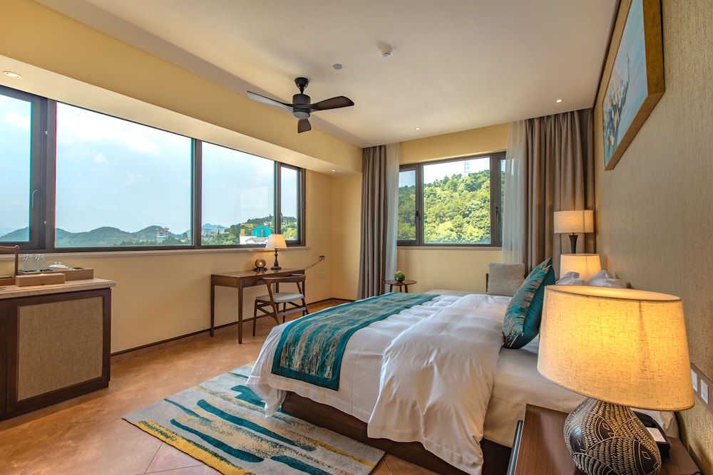 Superior Room, 1 King Bed, Smoking, Hill View