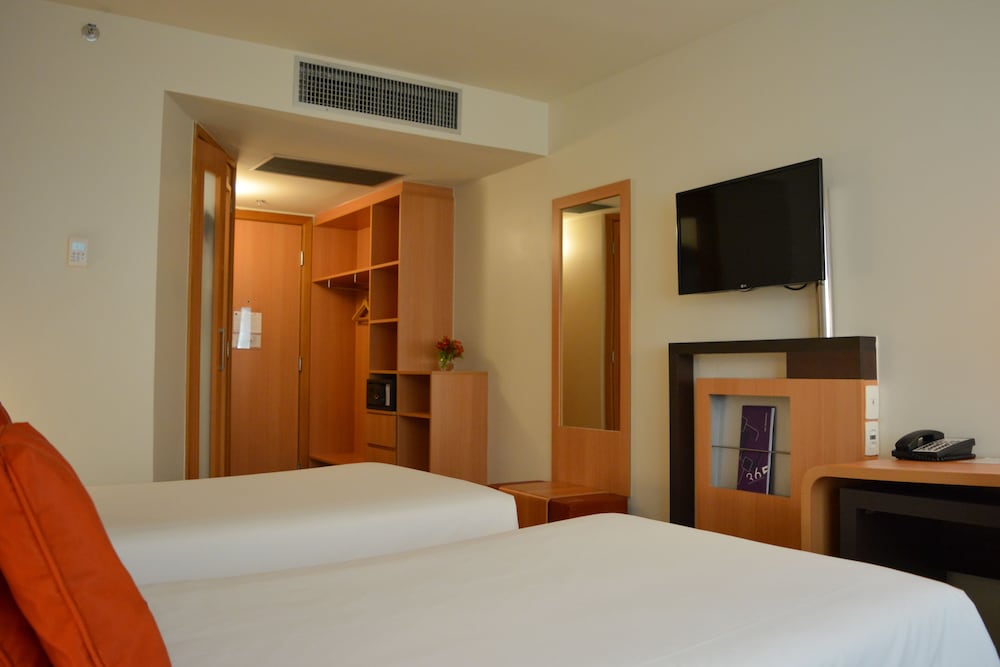 Superior Apartment, 2 Twin Beds, Partial Sea View