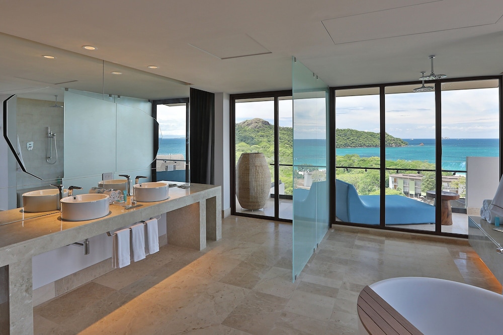 Supreme Suite, 2 Bedroom Suite, Bedroom 1: 1 King, Bedroom 2: 2 Queen, Ocean view, Corner room photo 2