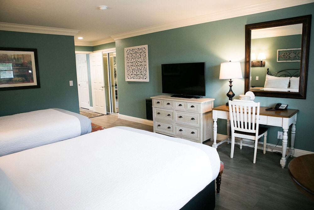 Two Queen Bed Suite - Photo 2