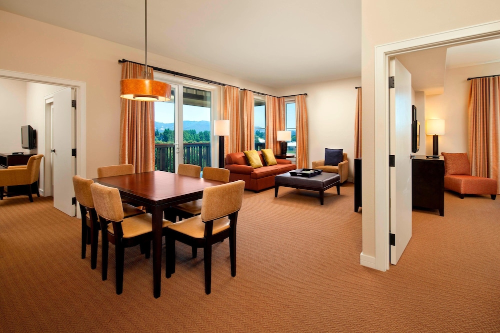 Suite, 2 Bedrooms, Balcony - Photo 1