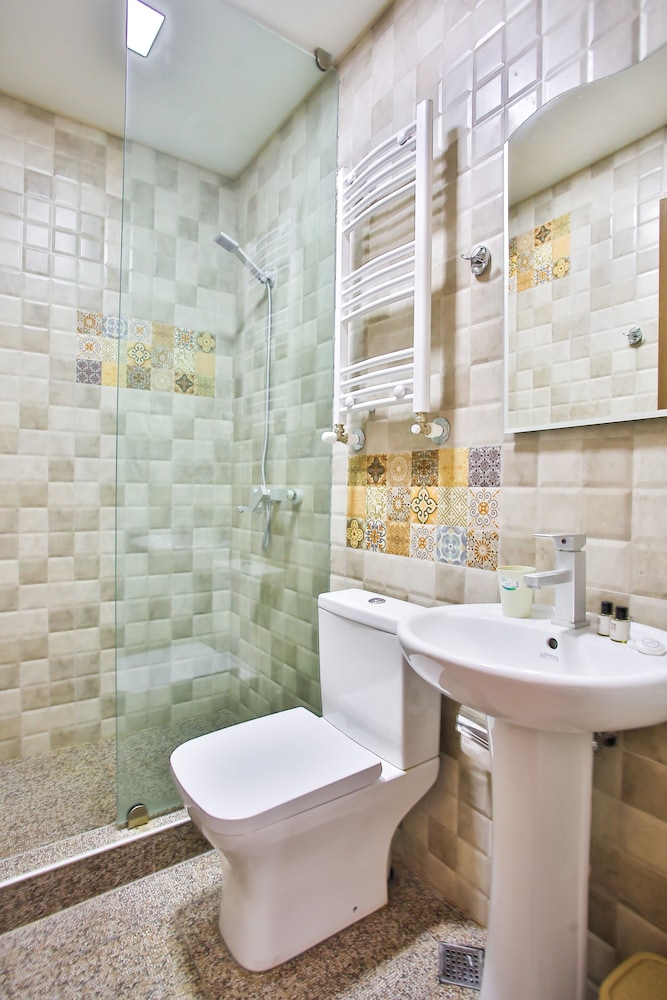 Large Double or Twin Room, Multiple Beds, Non Smoking, photo 6