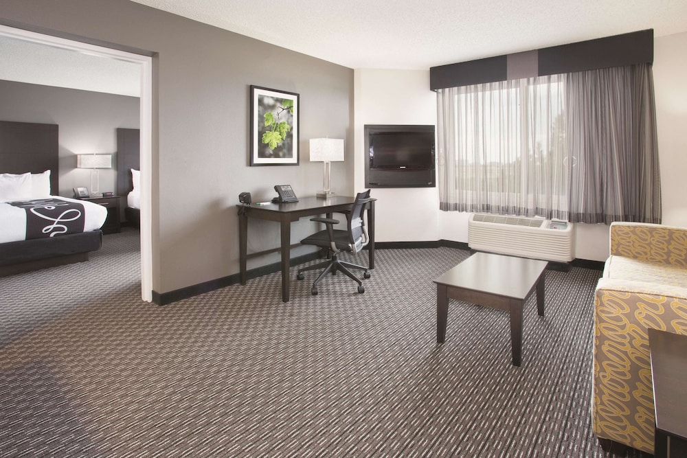 Suite, 2 Double Beds, Non Smoking - Photo 4