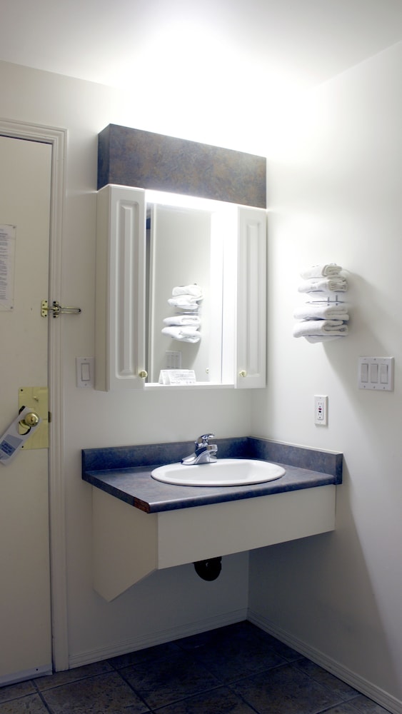 Economy Double Room, 2 Double Beds, Private Bathroom, Mountain View photo 2