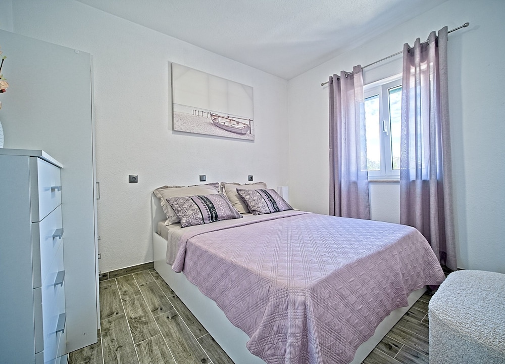 House (Two Bedroom Holiday Home with Pool) photo 3