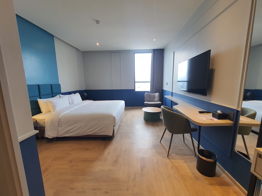 Superior Studio, 1 King Bed, City View photo 3