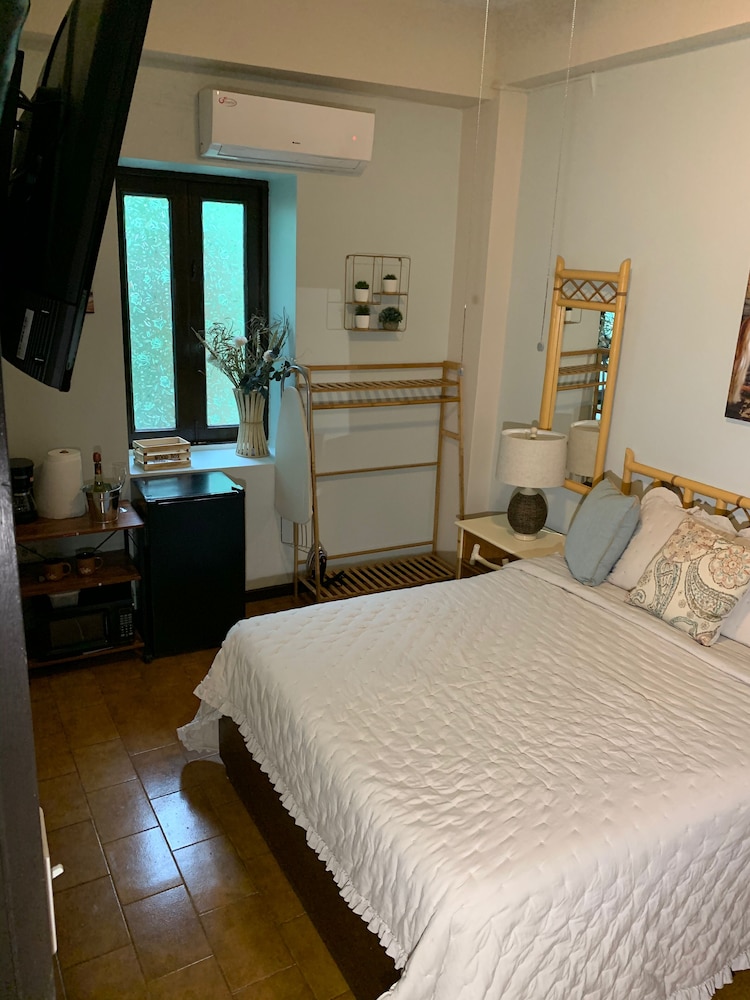 Comfort Room, 1 Queen Bed