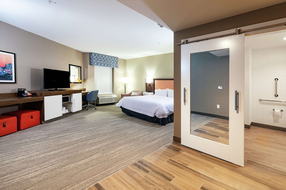 Room, 1 King Bed, Accessible, Bathtub photo 2