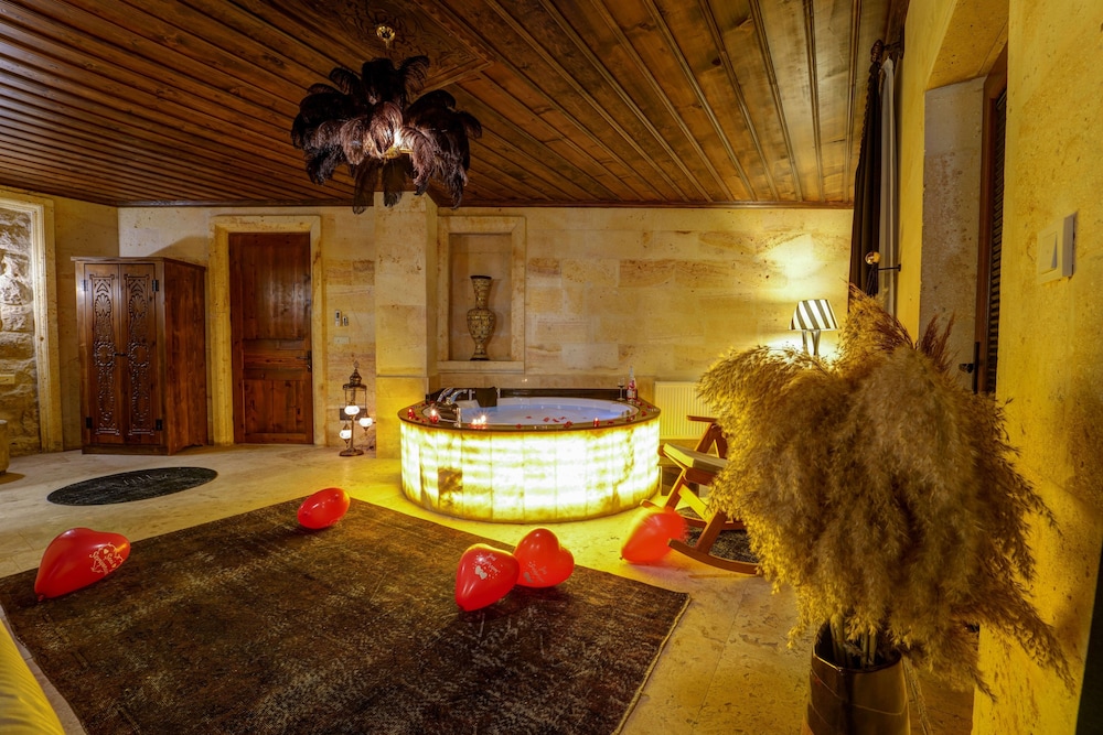 Romantic Suite, Hot Tub, Valley View photo 2