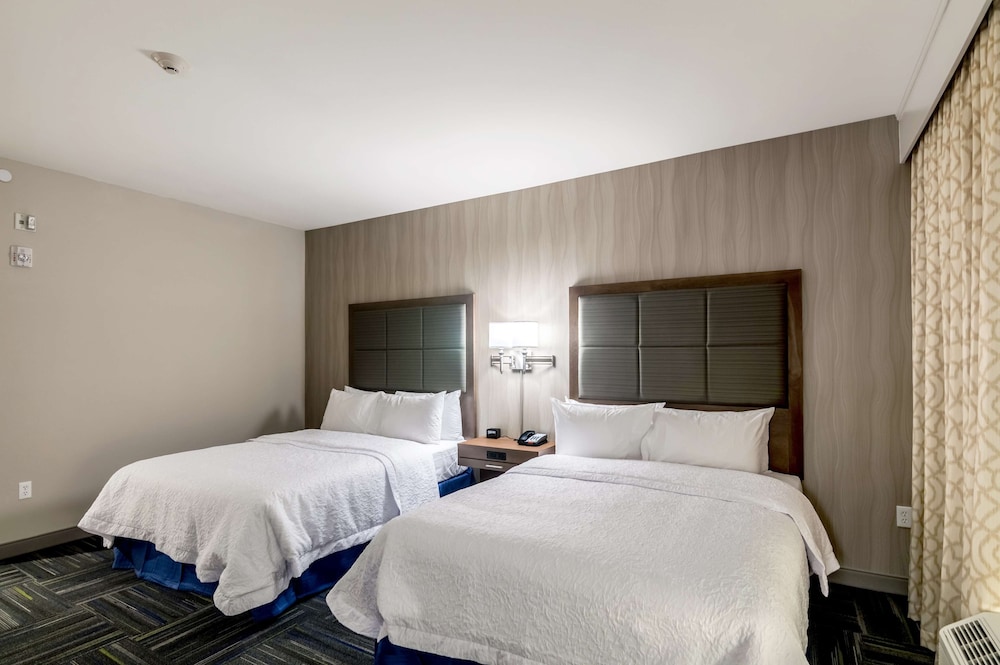Room, 2 Queen Beds, Accessible, Bathtub photo 1