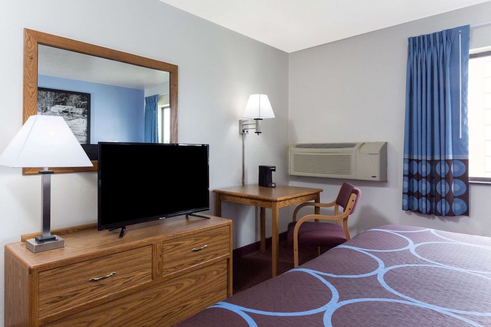 Room, 2 Queen Beds, Non Smoking (Pet Friendly) - Photo 2